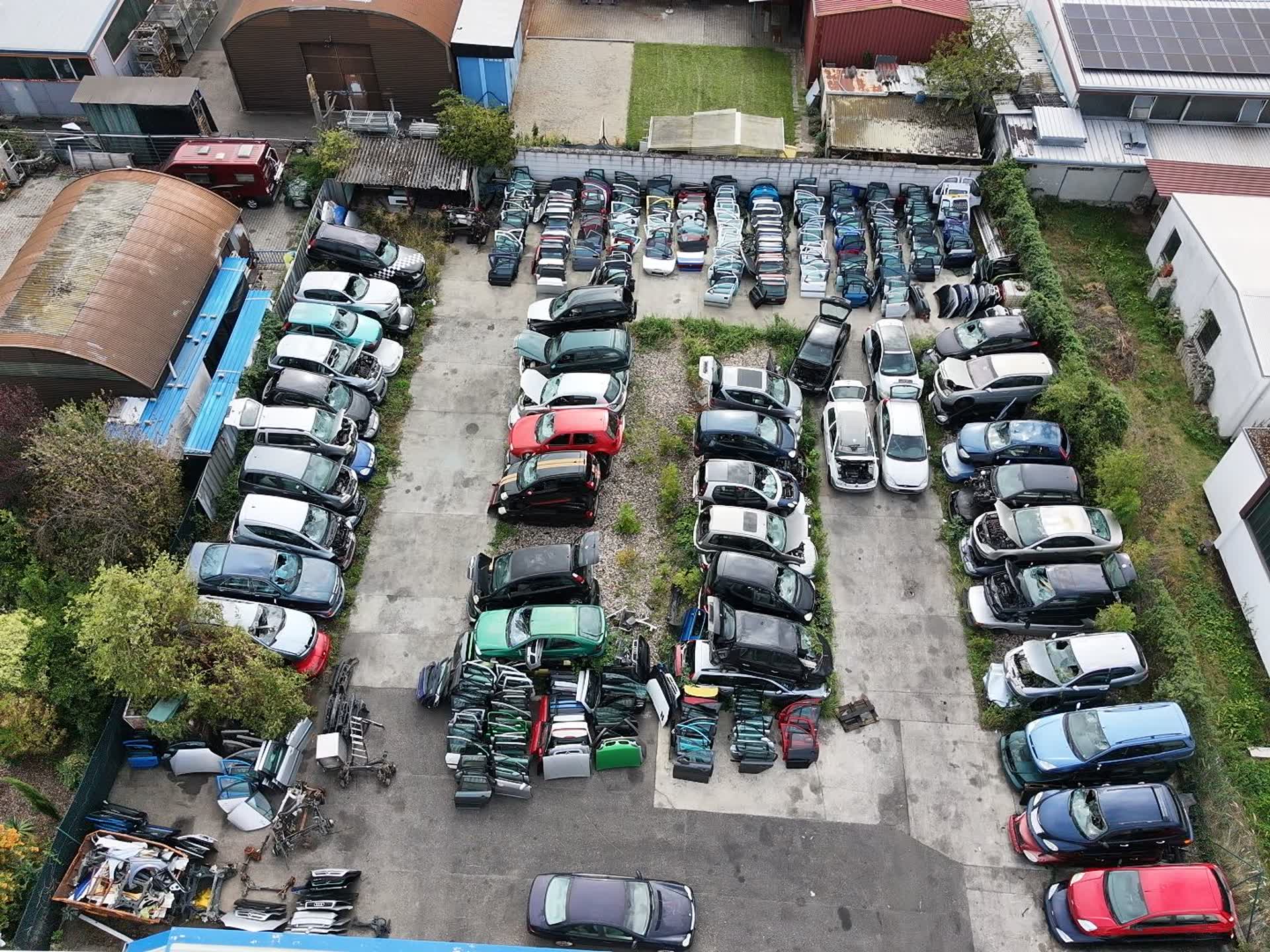 Luftaufnahme des Betriebsgeländes in Altlußheim mit Fahrzeugreihen und Lagerflächen